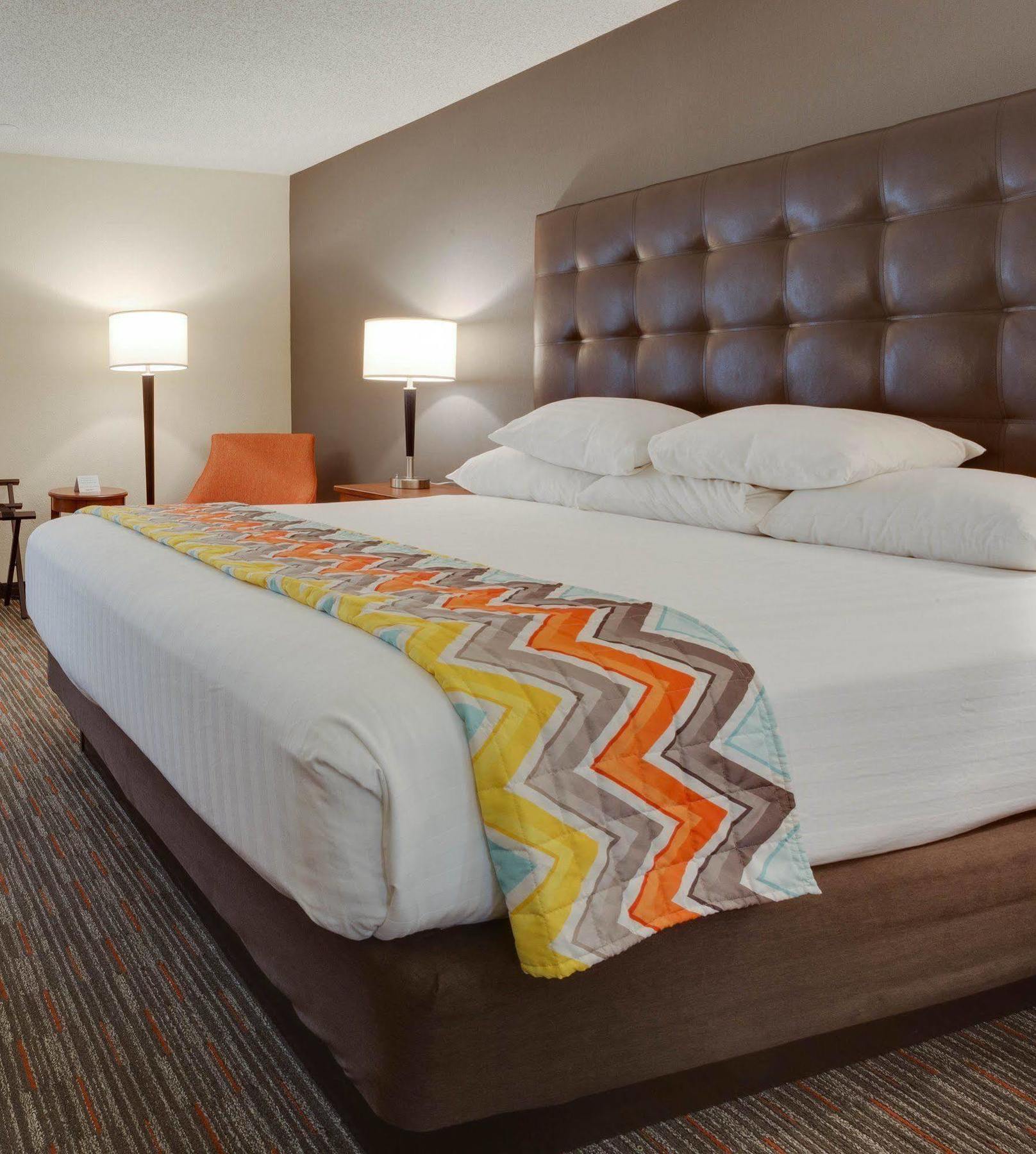 Drury Inn & Suites Columbia Stadium Boulevard Buitenkant foto